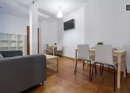 Acogedora habitación en un apartamento de 7 habitaciones, Ciutat Vella en Valencia
