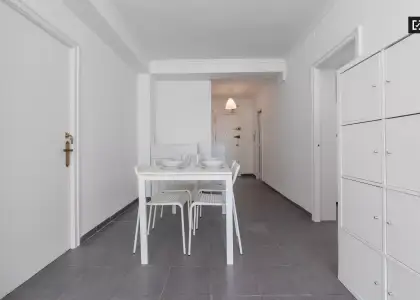 Amplia habitación en un apartamento de 4 dormitorios en Algirós en Valencia