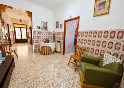 Casa de 4 dormitorios con patio, corral y cochera en parcela de 355 m² en Tomelloso en Tomelloso