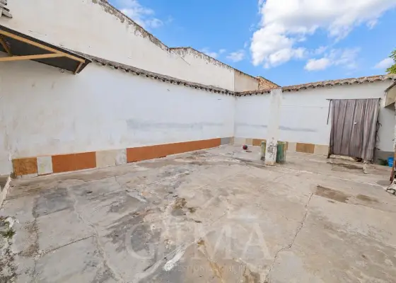 Casa de 4 dormitorios con patio, corral y cochera en parcela de 355 m² en Tomelloso