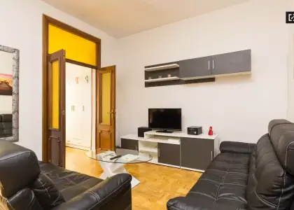 Habitación acogedora con escritorio en el departamento compartido, Puerta del Sol en Madrid