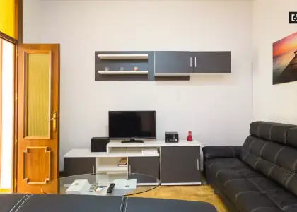 Habitación acogedora con escritorio en el departamento compartido, Puerta del Sol en Madrid