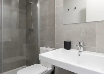 Habitación en piso compartido de 3 habitaciones en La Bresca, ideal para profesionales o estudiantes. en Málaga