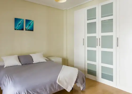 Habitación en piso compartido de 4 habitaciones en alquiler en Zaragoza, ideal para mujeres.