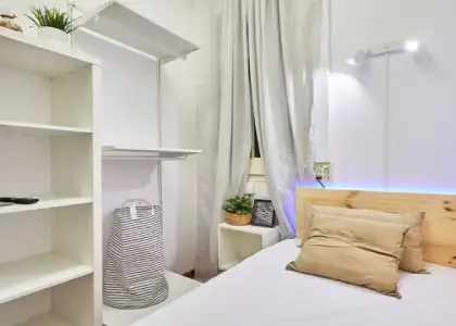 Habitación en piso compartido de 5 habitaciones en alquiler en El Fort Pienc, solo para profesionales. en Barcelona