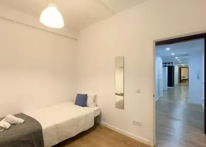 Habitación en un piso compartido de 7 dormitorios en alquiler en Sant Antoni en Barcelona
