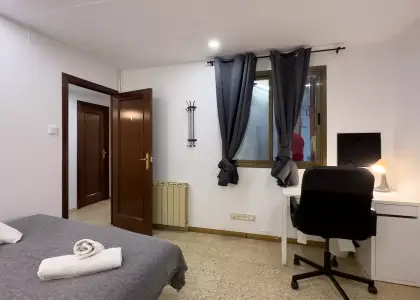 Habitación en un piso compartido de 7 dormitorios en alquiler en Sant Antoni en Barcelona