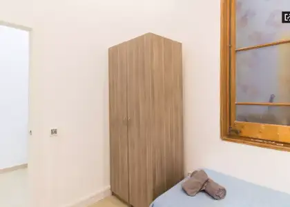 Habitación en un piso compartido de 7 dormitorios en alquiler en Sants, gastos incluidos. en Barcelona