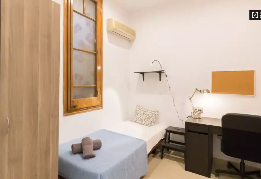 Habitación en un piso compartido de 7 dormitorios en alquiler en Sants, gastos incluidos. en Barcelona