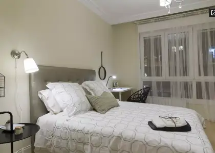 Habitación en un piso compartido de 8 habitaciones en Abando, con todos los gastos incluidos, ideal para profesionales y estudiantes. en Bilbao