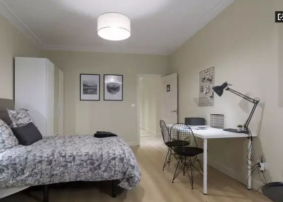 Habitación en un piso compartido de 8 habitaciones en Abando, con todos los gastos incluidos, ideal para profesionales y estudiantes. en Bilbao