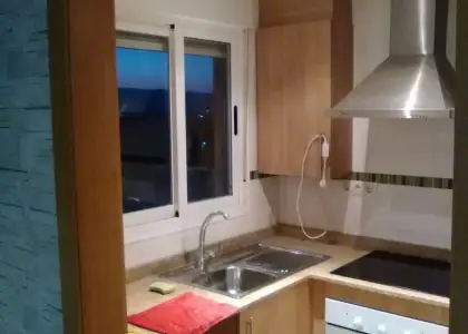 Piso de 2 dormitorios y un baño, con terraza, armarios empotrados, cocina independiente y aire acondicionado. Piscina comunitaria y Plaza de Garaje. Ubicado en zona cabanes. en Castellon Castello de la Plana