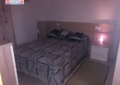 Piso de 2 dormitorios y un baño, con terraza, armarios empotrados, cocina independiente y aire acondicionado. Piscina comunitaria y Plaza de Garaje. Ubicado en zona cabanes. en Castellon Castello de la Plana