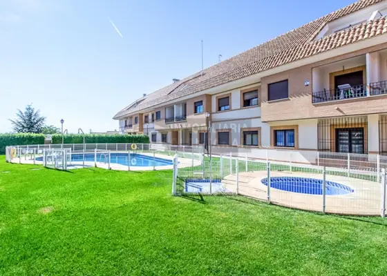 Piso exterior, muy luminoso en Urbanización Con Piscina. en Miguel Esteban