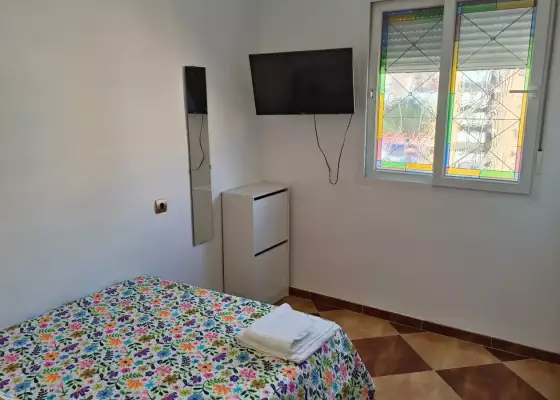 Se alquila habitación en piso compartido de 3 habitaciones en Cruz del Humilladero, gastos incluidos, solo chicas en Málaga