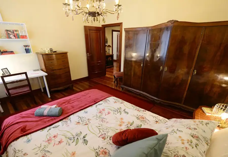 Se alquila habitación en piso de 4 dormitorios en Indautxu, Bilbao. en Bilbao